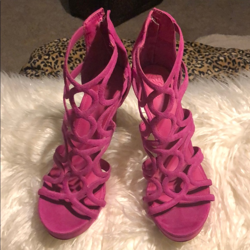 Fuchsia cutout Guess Pumps - Picture 2 of 4